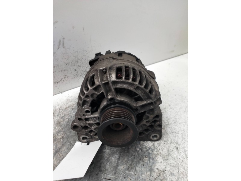 Recambio de alternador para volkswagen polo (9n1) highline referencia OEM IAM 037903025 BOSCH 14 I 16 V