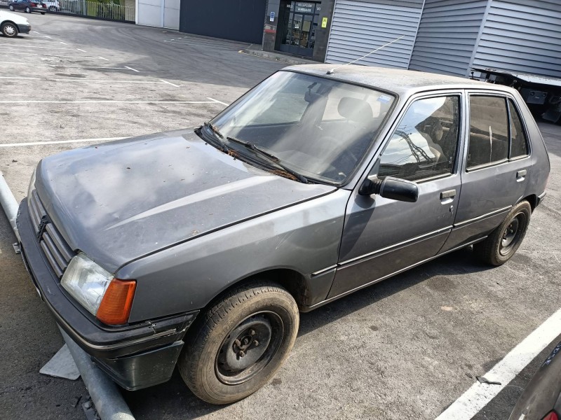 peugeot 205 berlina del año 1987