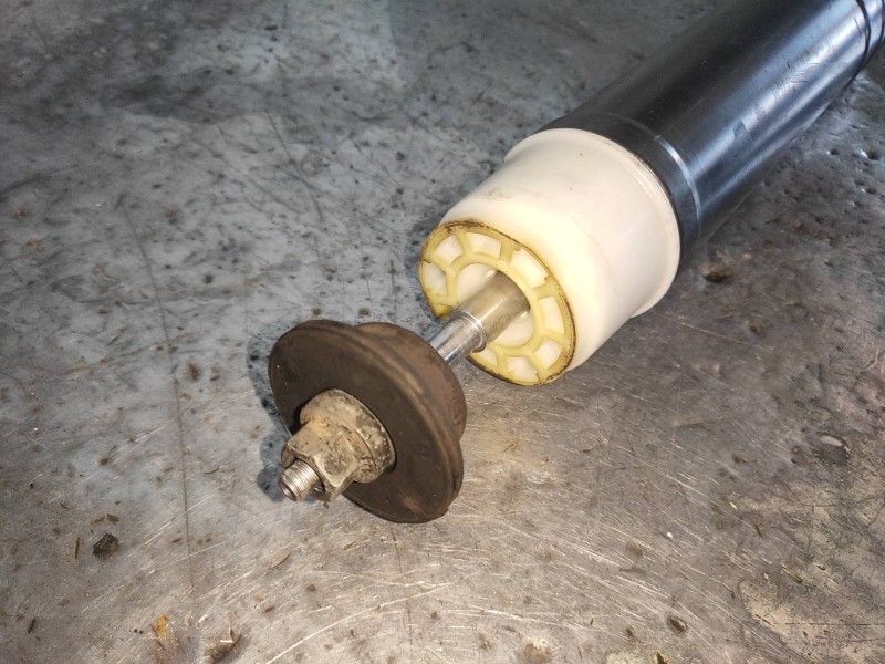 Recambio de amortiguador trasero izquierdo para renault captur life referencia OEM IAM 562107338R  