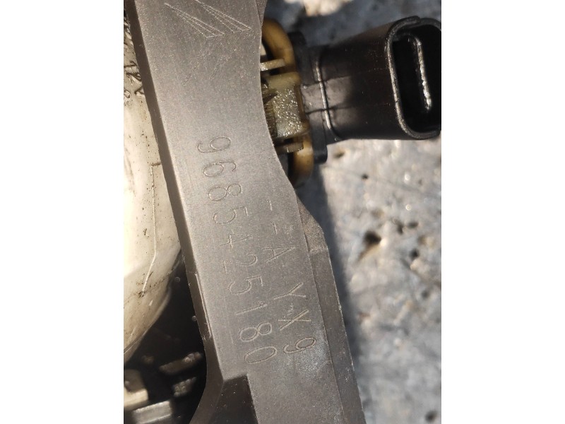 Recambio de faro antiniebla derecho para peugeot 5008 premium referencia OEM IAM 9685425180  