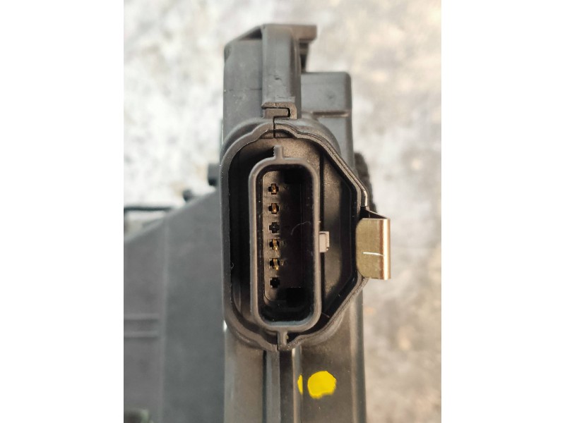 Recambio de motor cierre centralizado trasero derecho para renault captur xmod referencia OEM IAM 805027072R  