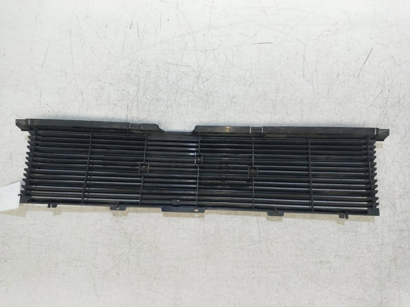 Recambio de rejilla delantera para audi 80 (82/83/84) 1.6 referencia OEM IAM   