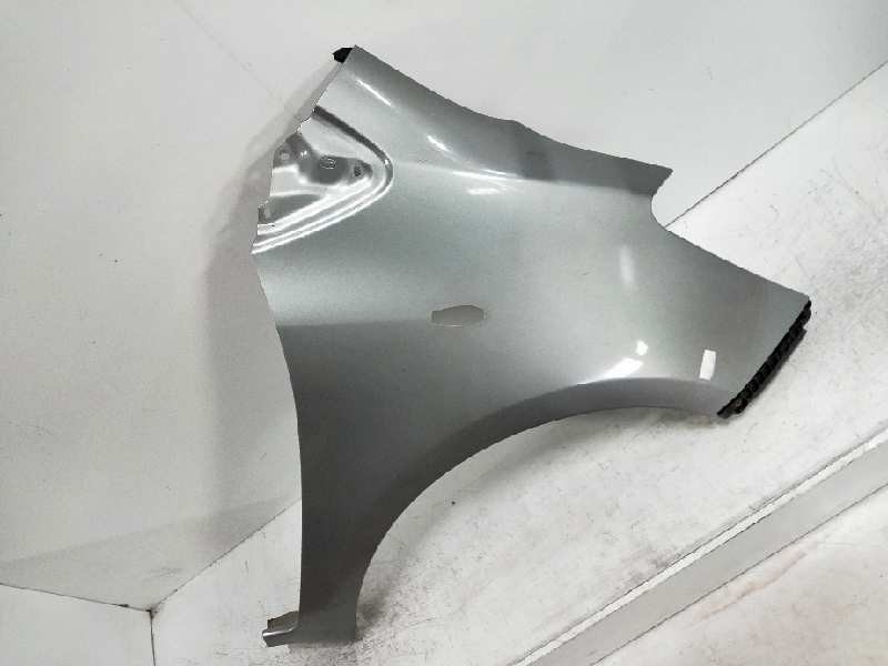 Recambio de aleta delantera derecha para toyota yaris connect referencia OEM IAM   