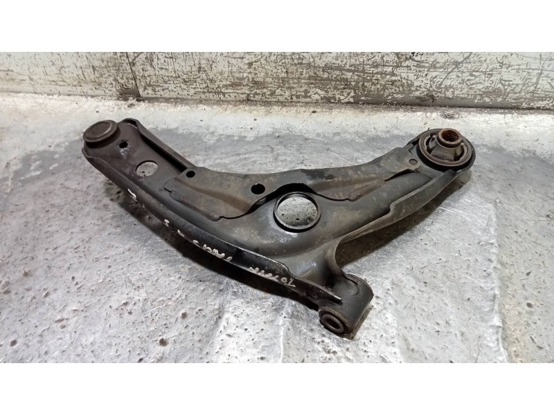 Recambio de brazo suspension inferior delantero izquierdo para toyota yaris (ksp9/scp9/nlp9) básico referencia OEM IAM   