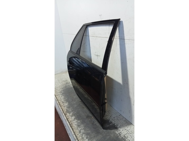 Recambio de puerta trasera derecha para kia carens (un) emotion referencia OEM IAM   5P