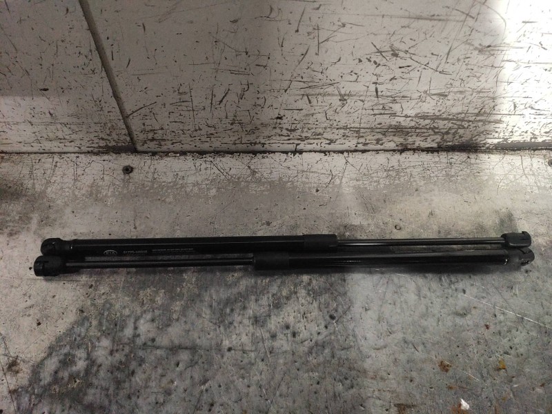 Recambio de amortiguadores maletero / porton para kia rio (yb) attract referencia OEM IAM 81780H8010 81770H8010 