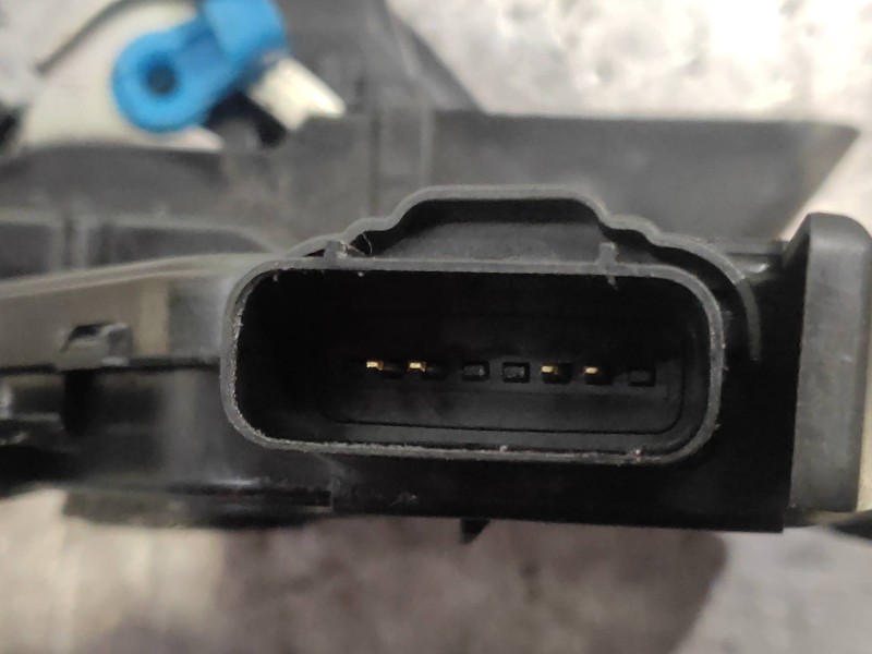 Recambio de motor cierre centralizado delantero derecho para kia rio (yb) attract referencia OEM IAM 813B0H8050  