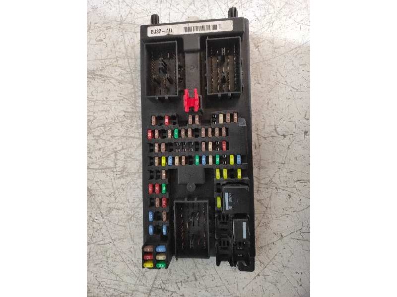 Recambio de caja reles / fusibles para land rover evoque 2.2 td4 cat referencia OEM IAM 528251F02 BJ3214F041AD 