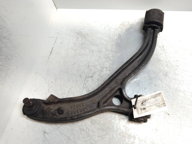 Recambio de brazo suspension inferior delantero izquierdo para chrysler voyager (gs) 2.5 turbodiesel referencia OEM IAM 4684096 