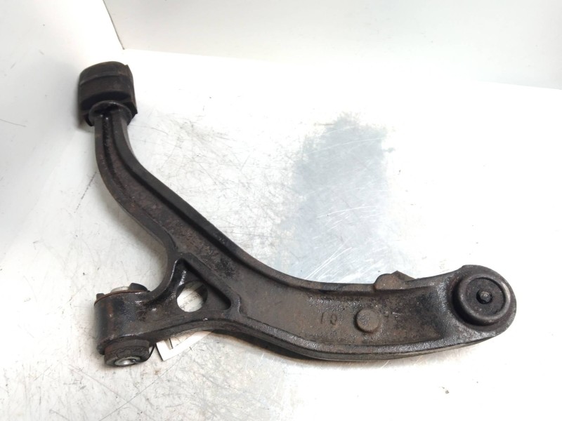 Recambio de brazo suspension inferior delantero izquierdo para chrysler voyager (gs) 2.5 turbodiesel referencia OEM IAM 4684096 