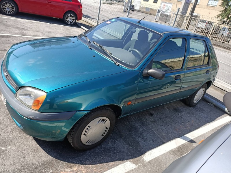ford fiesta berlina (dx) del año 2000