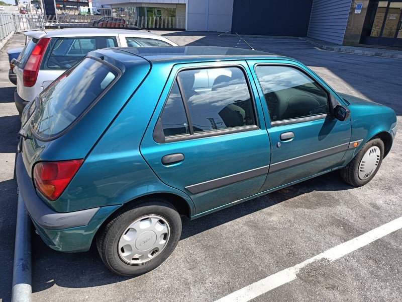 ford fiesta berlina (dx) del año 2000