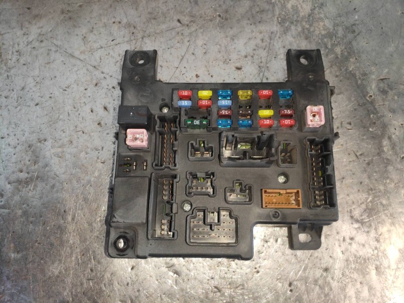 Recambio de caja reles / fusibles para citroen c-crosser exclusive referencia OEM IAM 8637A320 519344113 