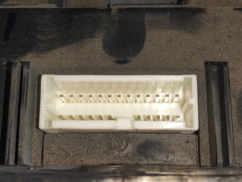 Recambio de caja reles / fusibles para citroen c-crosser exclusive referencia OEM IAM 8637A320 519344113 