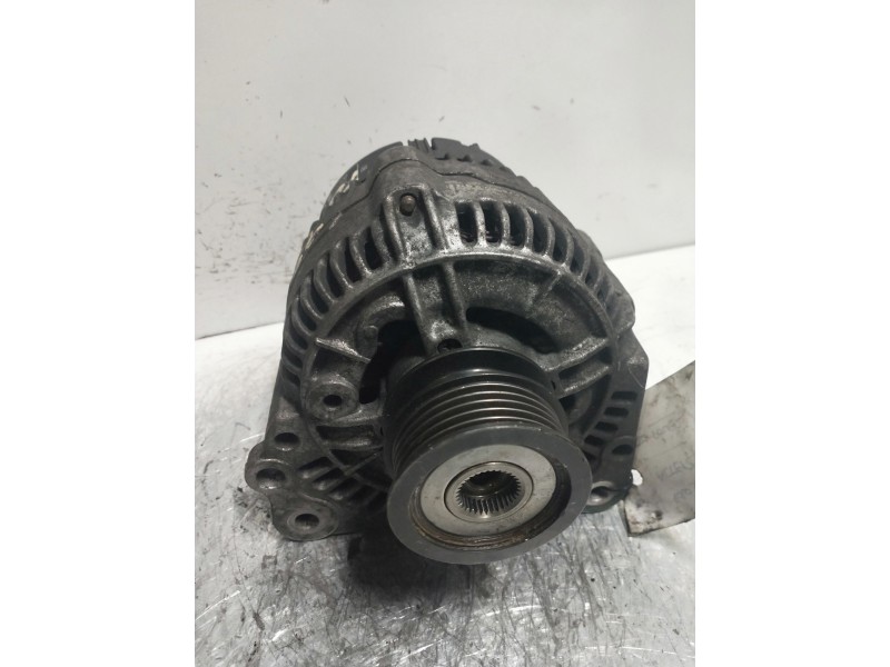 Recambio de alternador para volkswagen polo (9n1) soho referencia OEM IAM 0123320033  