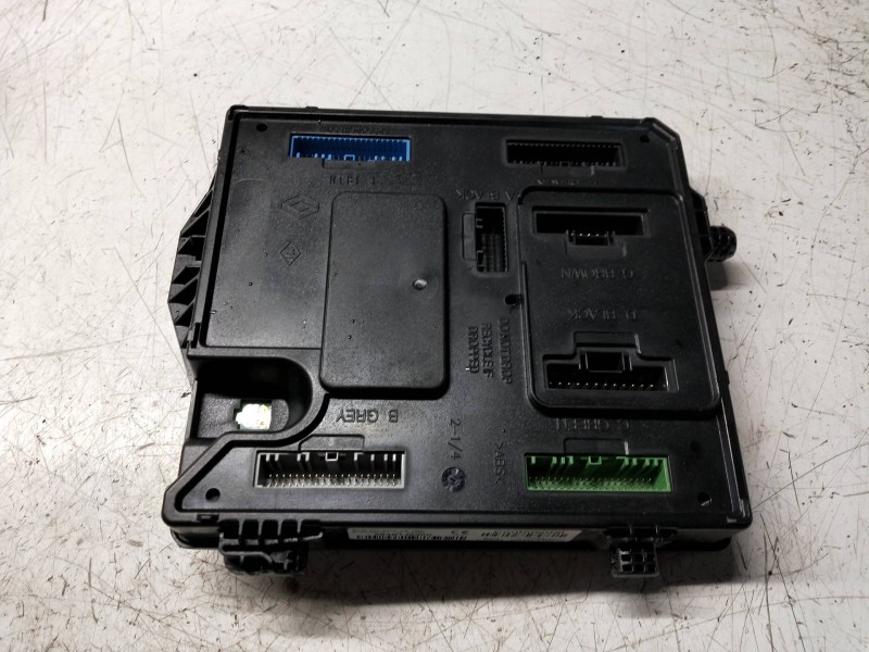 Recambio de caja reles / fusibles para renault megane iii coupe renault sport referencia OEM IAM S180098201 284B13640R 