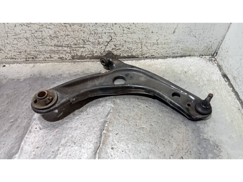 Recambio de brazo suspension inferior delantero derecho para toyota yaris (ksp9/scp9/nlp9) luna referencia OEM IAM   