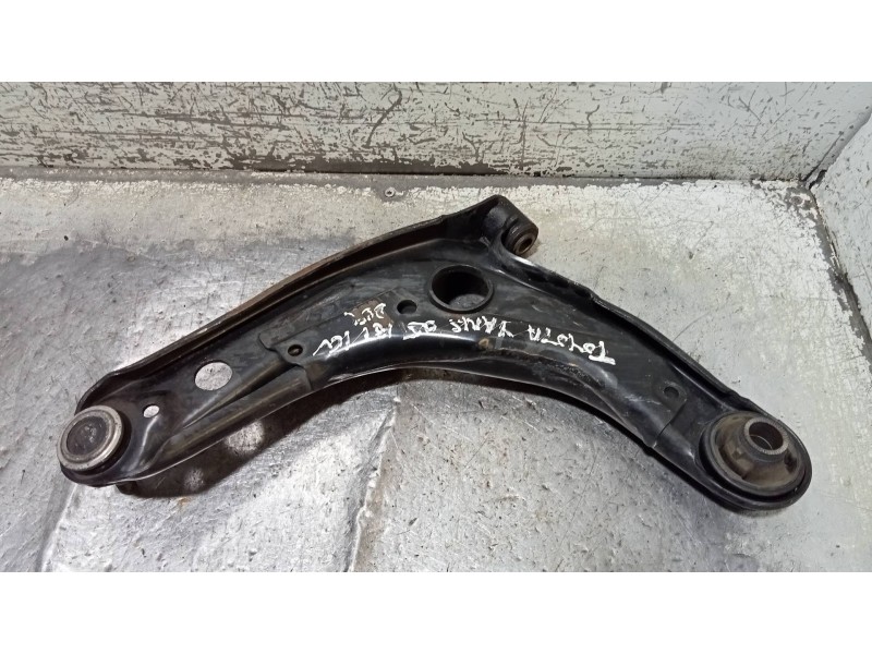 Recambio de brazo suspension inferior delantero derecho para toyota yaris (ksp9/scp9/nlp9) luna referencia OEM IAM   