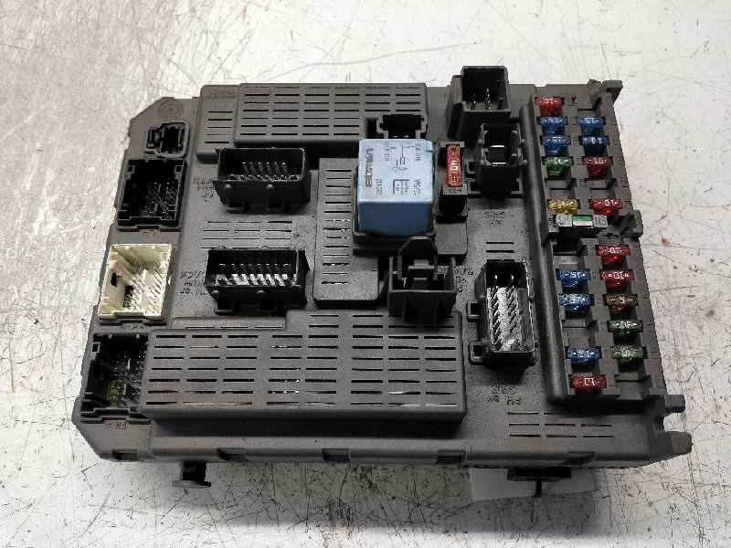 Recambio de caja reles / fusibles para citroen c5 berlina 2.0 hdi sx referencia OEM IAM 9646226880  