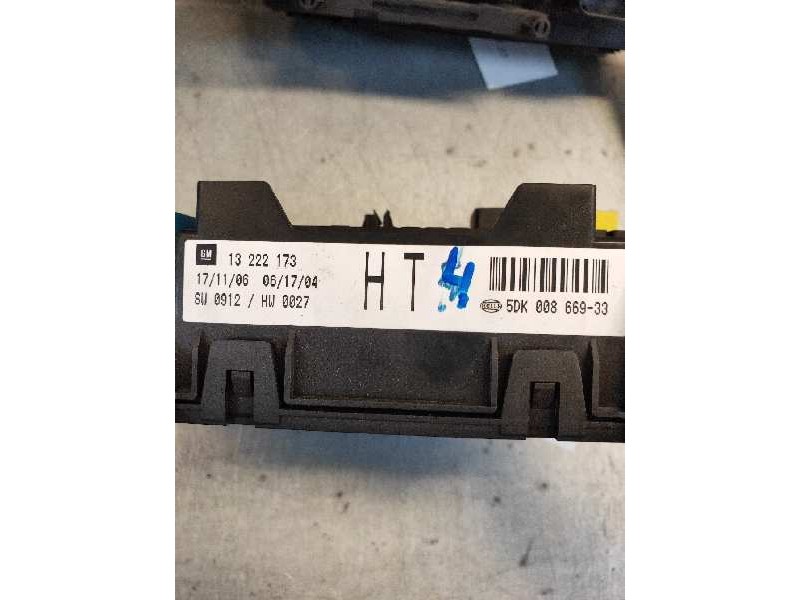 Recambio de caja reles / fusibles para opel astra h berlina 1.9 cdti referencia OEM IAM 5DK00866933 13222173 