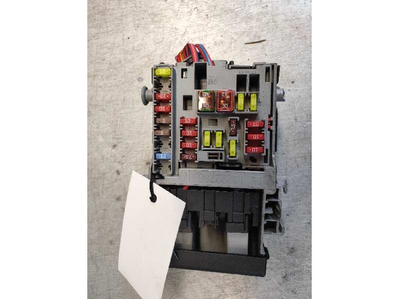 Recambio de caja reles / fusibles para opel insignia berlina edition referencia OEM IAM 13222786  