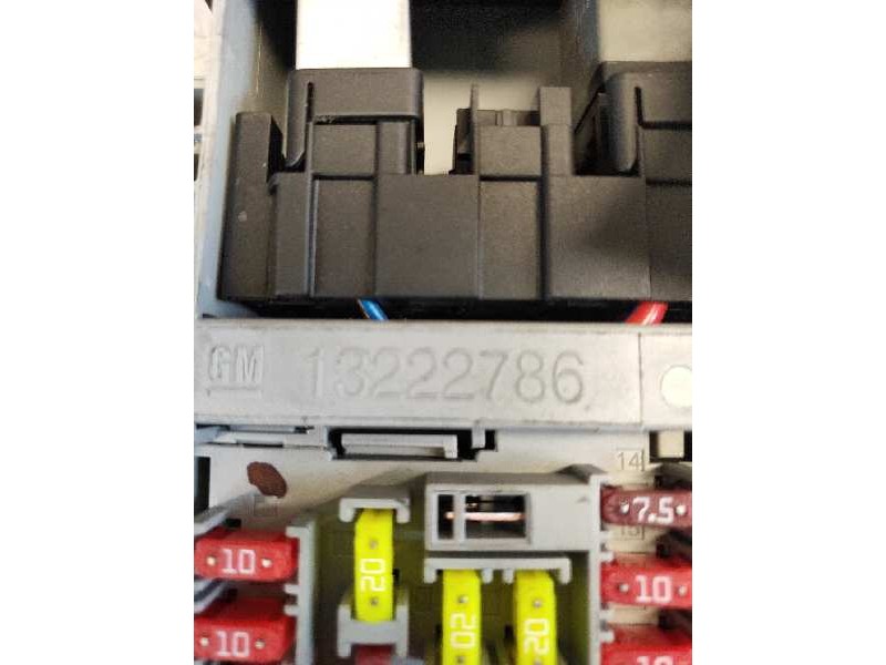 Recambio de caja reles / fusibles para opel insignia berlina edition referencia OEM IAM 13222786  