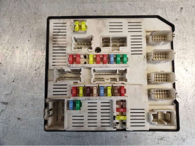 Recambio de caja reles / fusibles para renault megane iii coupe dynamique referencia OEM IAM 284B8372R  