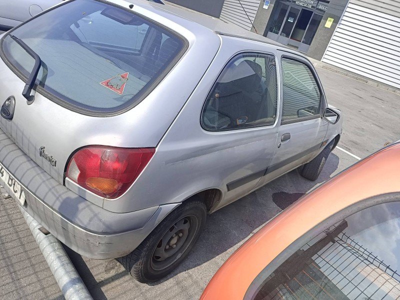 ford fiesta berlina (dx) del año 2000