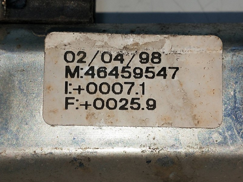 Recambio de elevalunas delantero derecho para fiat punto berlina (176) 1.7 turbodiesel referencia OEM IAM 46459547  5P Recambio de elevalunas delantero derecho para fiat punto berlina (176) 1.7 turbodiesel referencia OEM IAM 46459547  5P