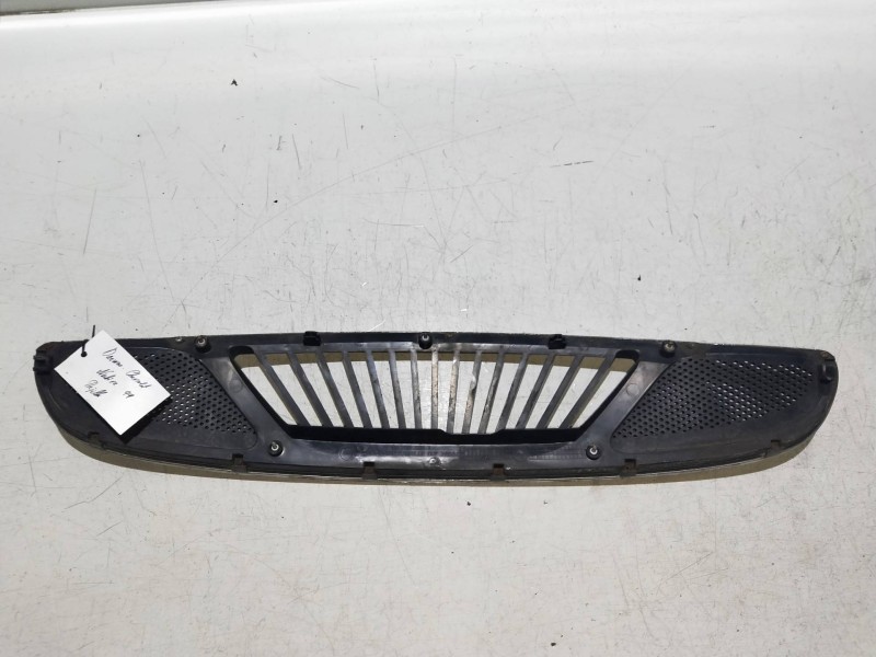 Recambio de rejilla delantera para daewoo nubira berlina 1.6 cat referencia OEM IAM 96272289  
