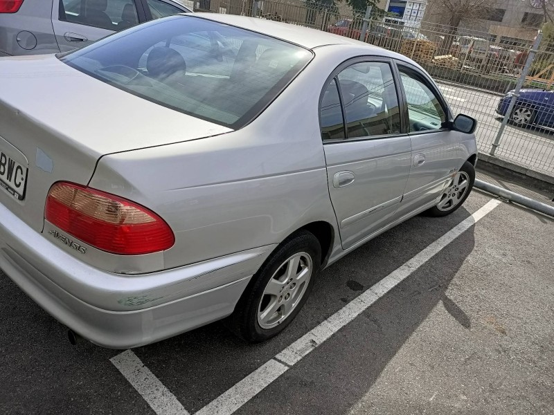 toyota avensis berlina (t 22) del año 2002