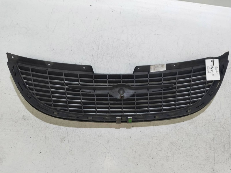 Recambio de rejilla delantera para chrysler voyager (rg) 2.5 crd cat referencia OEM IAM 4857522  