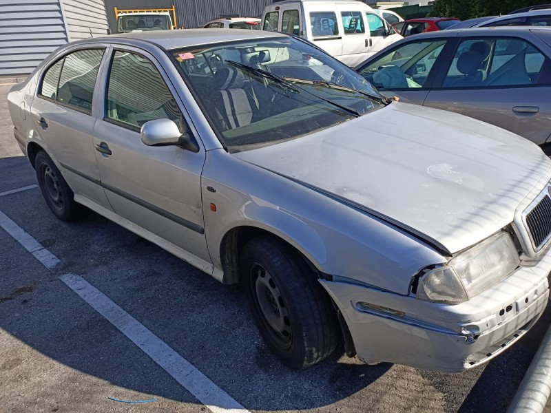 skoda octavia berlina (1u2) del año 2000