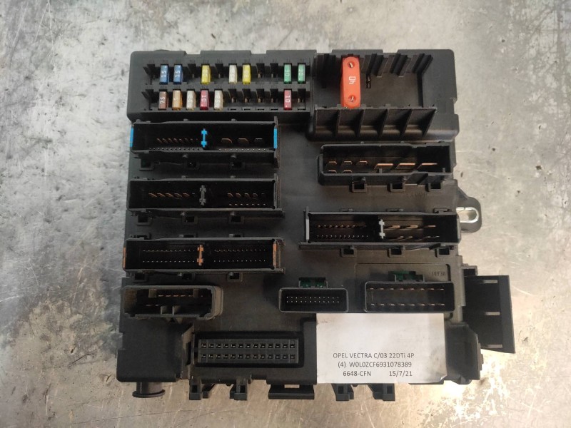 Recambio de caja reles / fusibles para opel vectra c berlina club referencia OEM IAM 13112912  