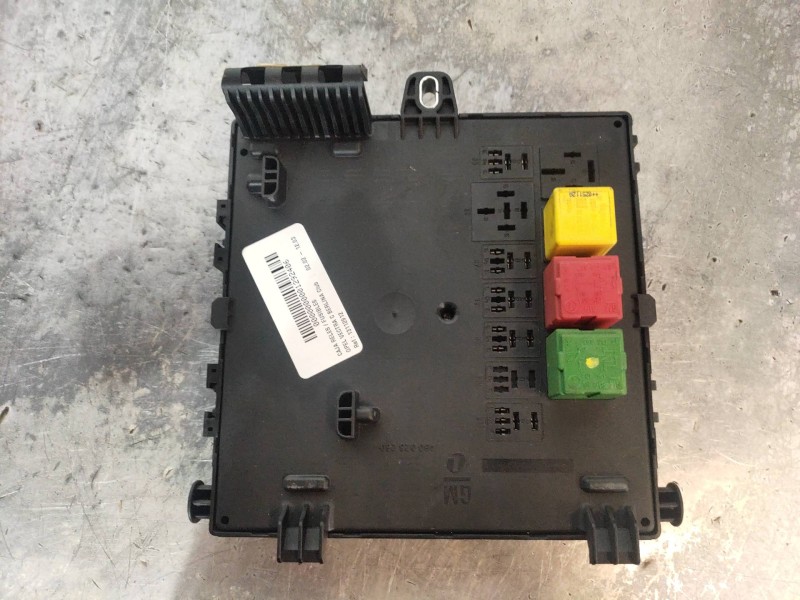 Recambio de caja reles / fusibles para opel vectra c berlina club referencia OEM IAM 13112912  