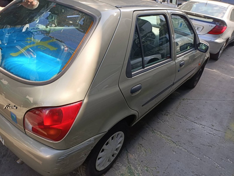 ford fiesta berlina del año 1999
