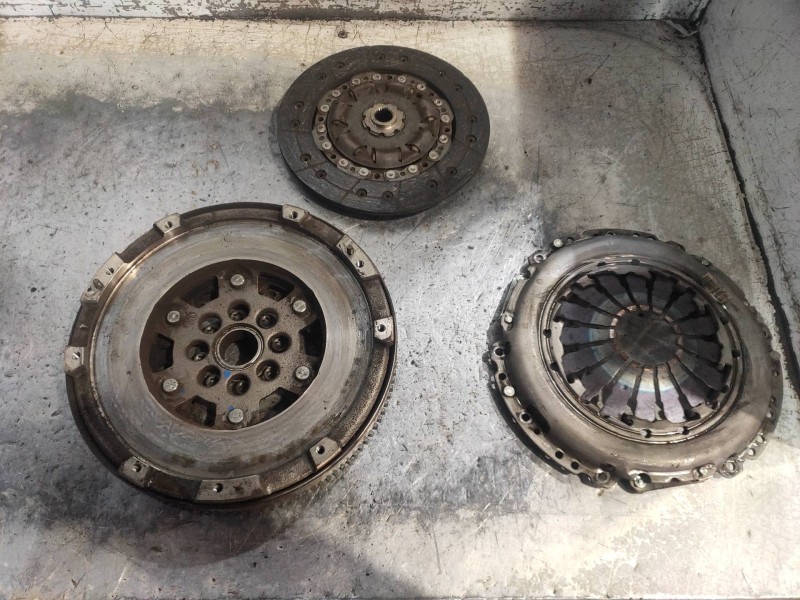 Recambio de kit embrague para opel corsa e color edition ecoflex referencia OEM IAM 55564199  