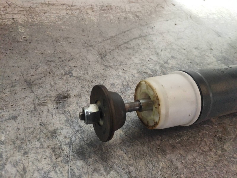 Recambio de amortiguador trasero izquierdo para renault clio iv limited referencia OEM IAM 562109815R  