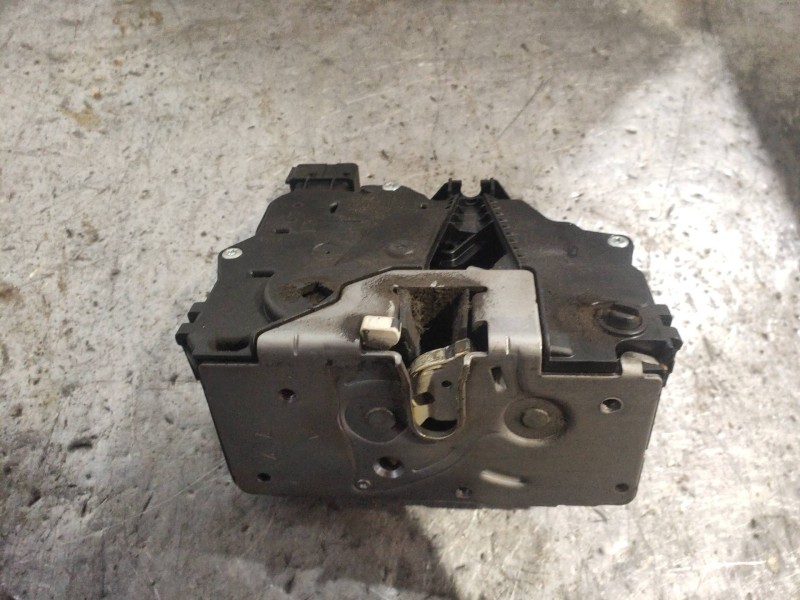 Recambio de motor cierre centralizado trasero izquierdo para opel corsa e color edition ecoflex referencia OEM IAM 13431842  