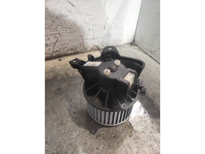 Recambio de motor calefaccion para opel corsa e color edition ecoflex referencia OEM IAM 13335075  