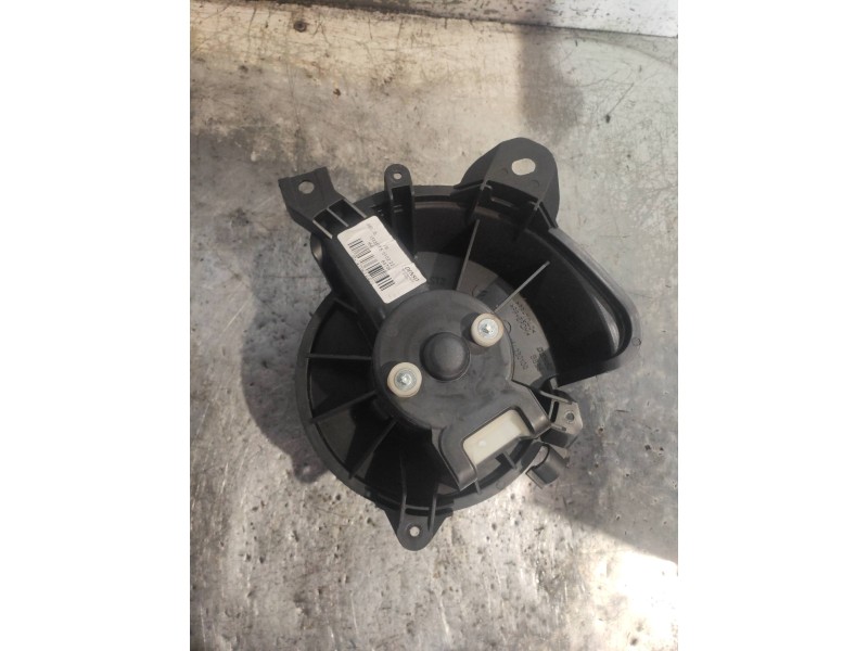 Recambio de motor calefaccion para opel corsa e color edition ecoflex referencia OEM IAM 13335075  