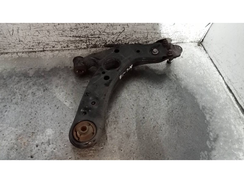 Recambio de brazo suspension inferior delantero izquierdo para toyota auris touring sports (e18) 1.8 16v cat (híbrido) referenci