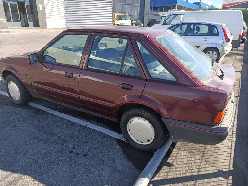 ford escort berlina del año 1990