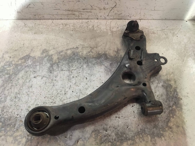 Recambio de brazo suspension inferior delantero izquierdo para toyota avensis berlina (t 22) 1.6 tempus (4-ptas.) referencia OEM