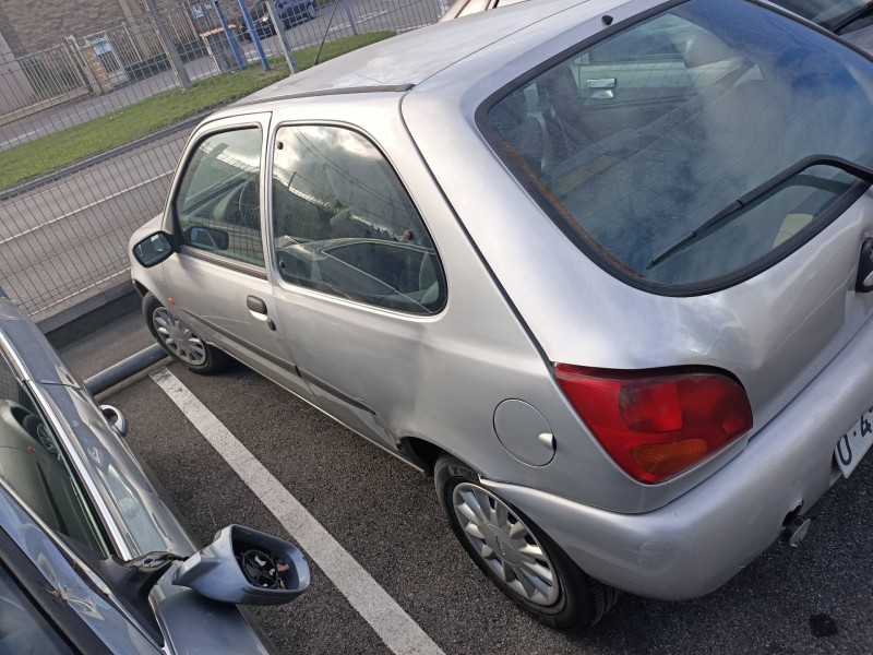 ford fiesta berlina del año 1999