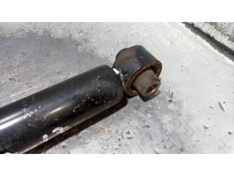 Recambio de amortiguador trasero izquierdo para kia sportage business 2wd referencia OEM IAM 55300F1000  