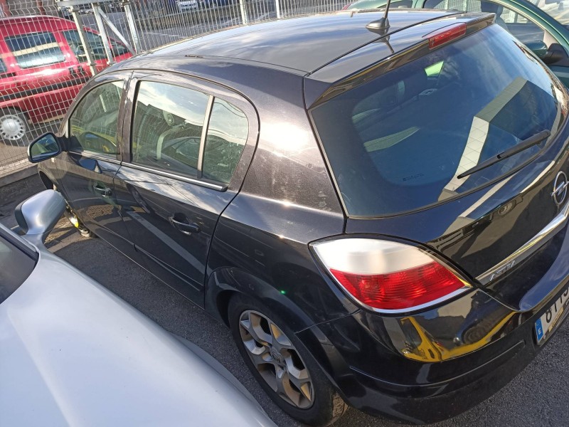 opel astra h berlina del año 2004