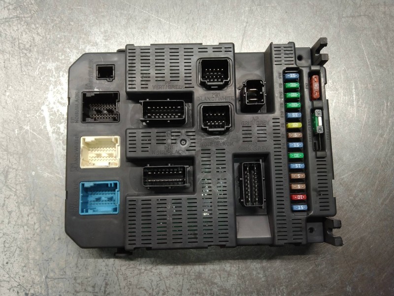 Recambio de caja reles / fusibles para peugeot 207 xs referencia OEM IAM 9663798280 BSI2004P0600 S01C3P440P