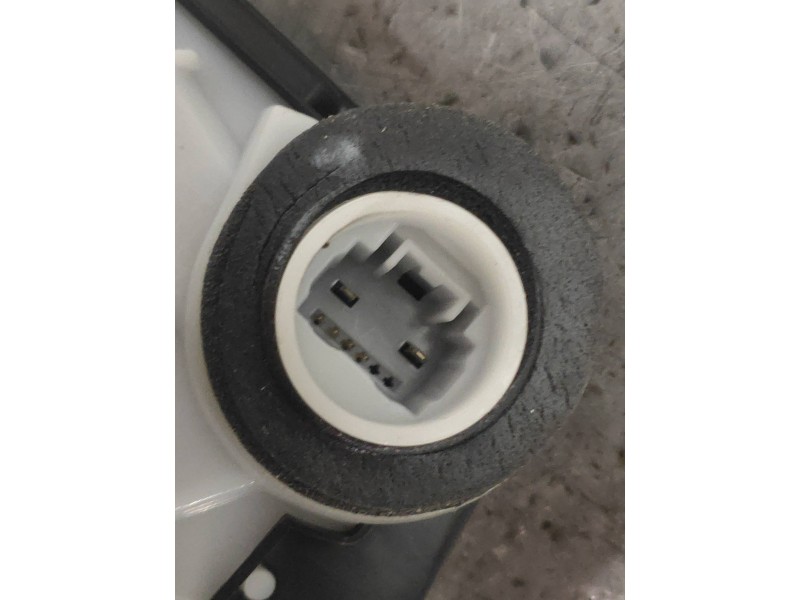 Recambio de motor cierre centralizado delantero derecho para toyota yaris hsd active referencia OEM IAM   