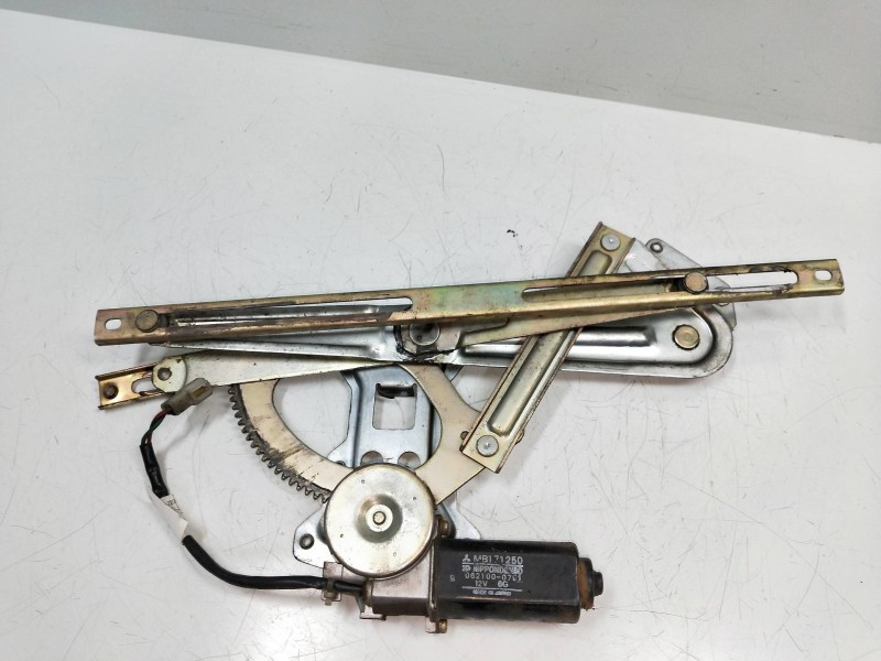 Recambio de elevalunas delantero derecho para mitsubishi montero (l040) referencia OEM IAM MB1712250 0621000791 3P Recambio de elevalunas delantero derecho para mitsubishi montero (l040) referencia OEM IAM MB1712250 0621000791 3P